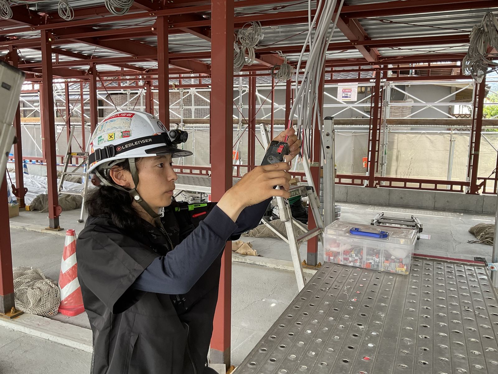 電線の接続準備をする電気工事スタッフ