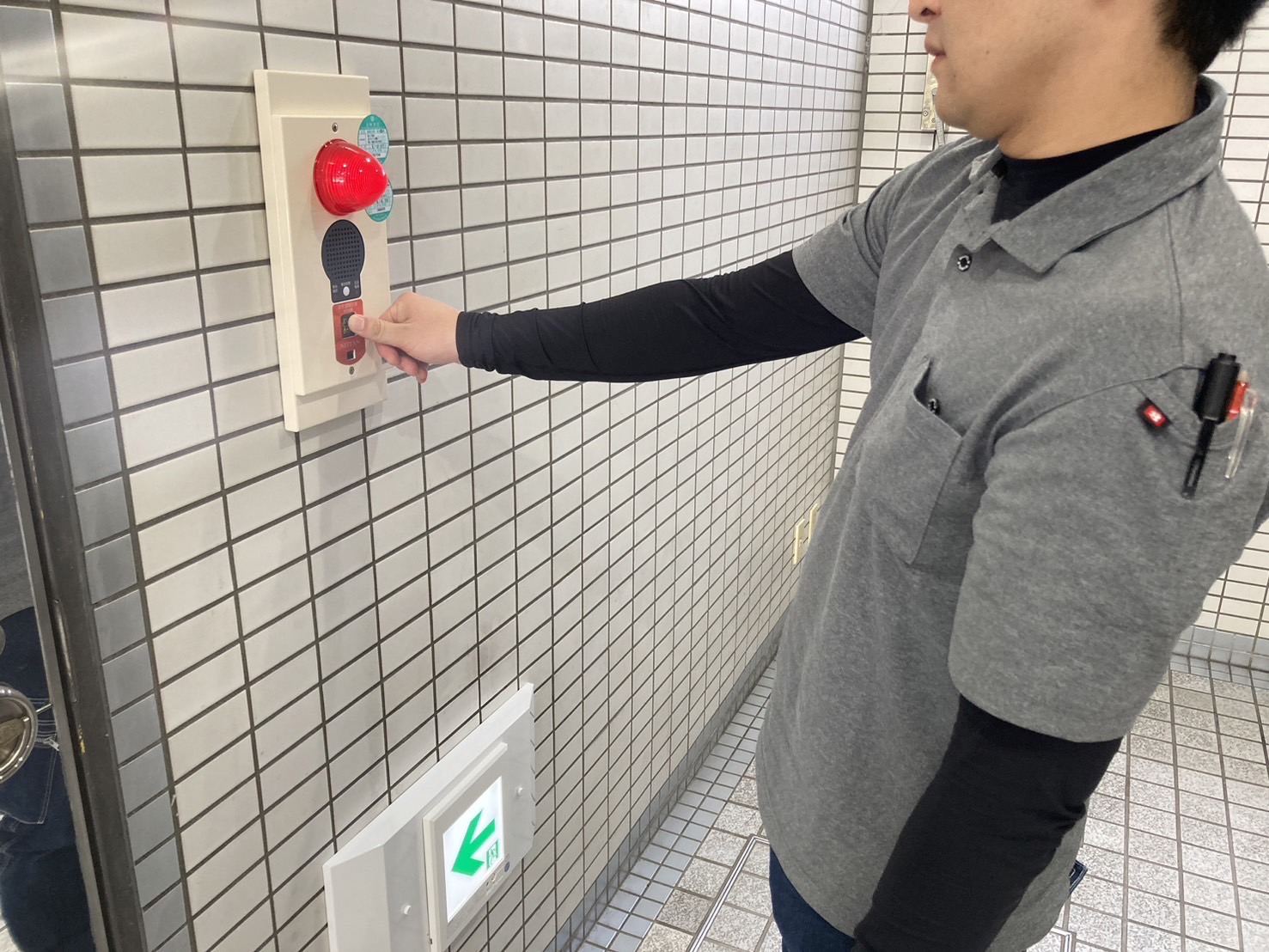発信機の動作を確認するスタッフ