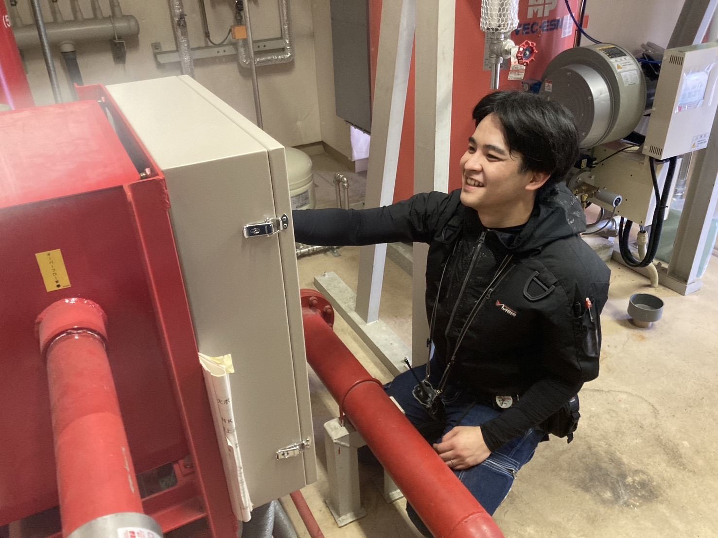 消火ポンプの制御盤を点検するスタッフ
